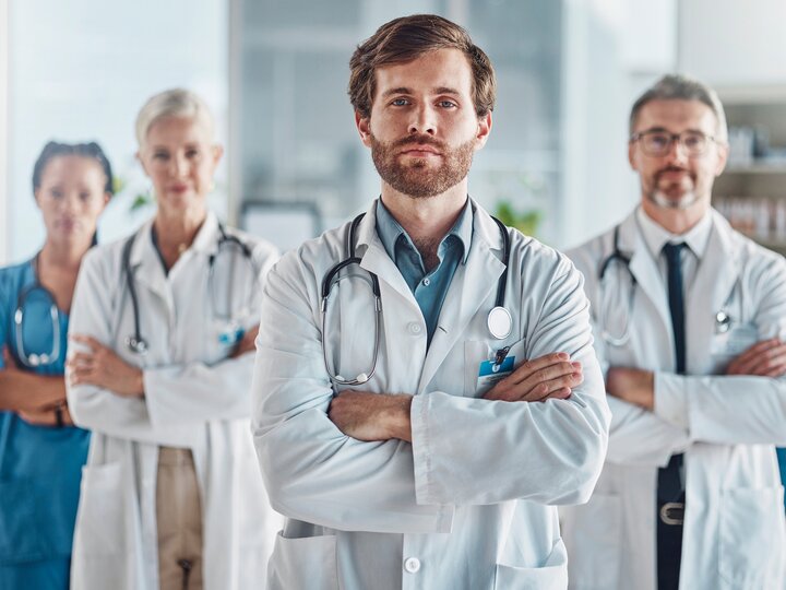Gruppe von Ärzten mit verschränkten Armen