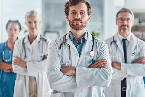 Gruppe von Ärzten mit verschränkten Armen