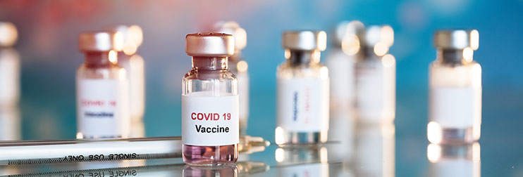 Coronavirus Impffläschchen mit Spritze