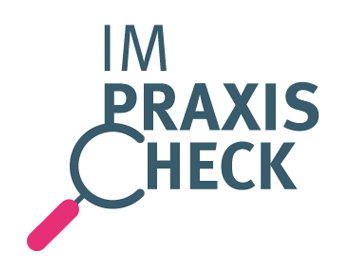 Im PraxisCheck, Logo: Schriftzug mit Lupe