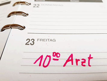 Terminkalender mit Eintrag "10 Uhr Arzt"