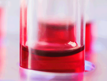 Reagenzglas mit roter Flüssigkeit