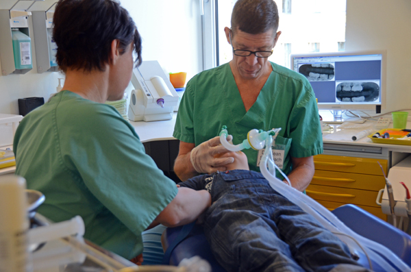 Behandlung eines kleinen Patienten in der Berliner Kinderzahnarzt-Praxis "KidDocs". © Alexandra Bukowski