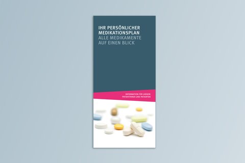Titelbild Flyer zum Medikationsplan. Oben Text auf dunkelblauem Grund: Ihr persönlicher Medikationsplan. Alle Medikamente auf einen Blick. Unten auf weißem Grund einige verschiedene und verstreute Tabletten und Kapseln.