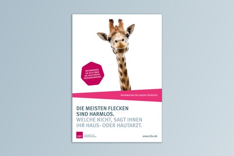 Poster zur Hautkrebsfrüherkennung. Ein Giraffenkopf kuckt über einem Textfeld hervor. 