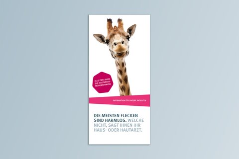 Titelbild des Flyers zur Hautkrebsfrüherkennung. Ein Giraffenkopf kuckt über einem Textfeld hervor. 