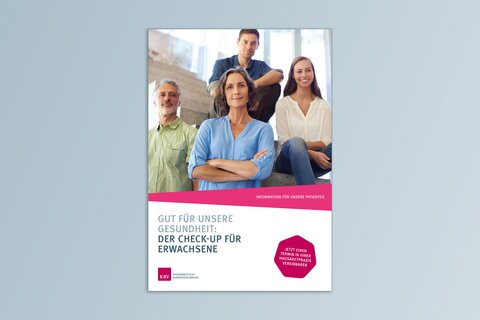 Poster zm Check-up für Erwachsene. Eine Frau in blauer Bluse steht im Vordergrund. Dahinter steht ein Mann in grünem Hemd. Auf einer Treppe schräg dahinter sitzen eine Frau in weißer Bluse und ein Mann in dunkelblauem Hemd. Alle lächeln. Darunter Einladungstext zum Check-up.