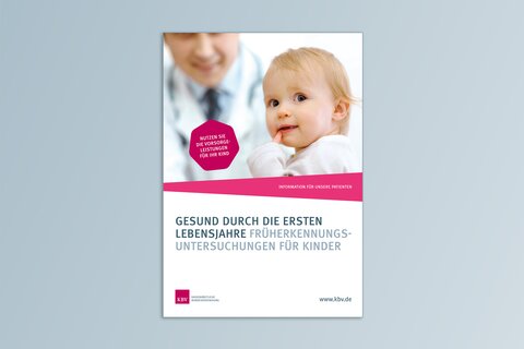 Poster Früherkennungsuntersuchungen für Kinder. Ein Kleinkind mit weißem Pullover hat einen Zeigefinger im Mundwinkel und schaut einen an. Im Hintergrund etwas verschwommen Kopf und Oberkörper eines Arztes. Darunter Einladungstext zur Untersuchung.