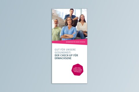 Titelbild des Flyers zum Check-up für Erwachsene. Poster zm Check-up für Erwachsene. Eine Frau in blauer Bluse steht im Vordergrund. Dahinter steht ein Mann in grünem Hemd. Auf einer Treppe schräg dahinter sitzen eine Frau in weißer Bluse und ein Mann in dunkelblauem Hemd. Alle lächeln.