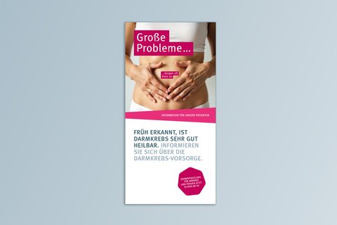 Infokarte zur Darmkrebsfrüherkennung. Oben ein Bauch einer stehenden schlanken Frau. Die Hände liegen rechts und links vom Bauchnabel auf dem Bauch. 
