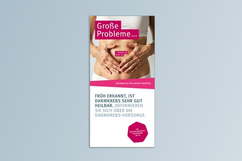 Infokarte zur Darmkrebsfrüherkennung. Oben ein Bauch einer stehenden schlanken Frau. Die Hände liegen rechts und links vom Bauchnabel auf dem Bauch. 