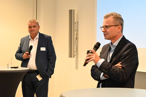 Volker Dentel von der kv.digital und Dr. Bernhard Gibis von der KBV in einer Diskussionsrunde mit dem Publikum