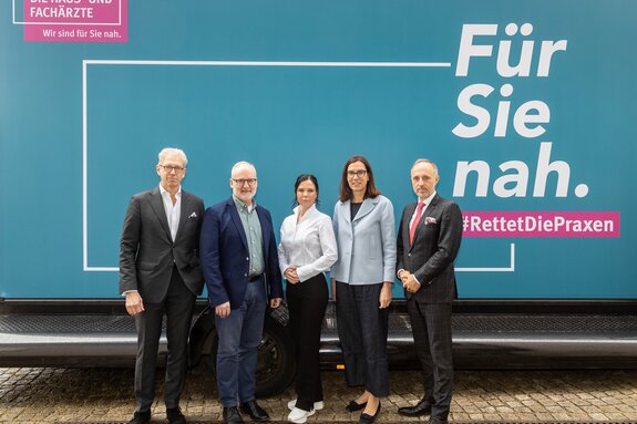 Vier Personen stehen vor Fotomotiv der Kampagne.