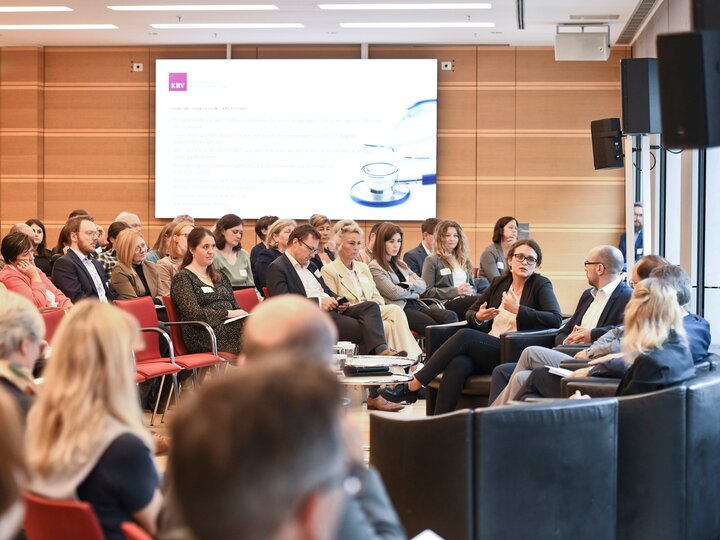 Teilnehmende am Sicherstellungskongress 2023 lauschen Diskussion