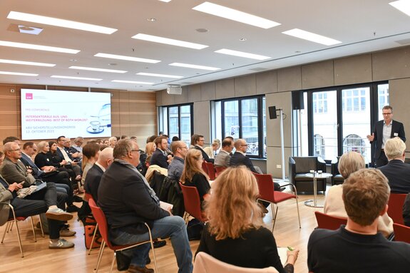 Teilnehmende am Sicherstellungskongress 2023 lauschen Vortrag