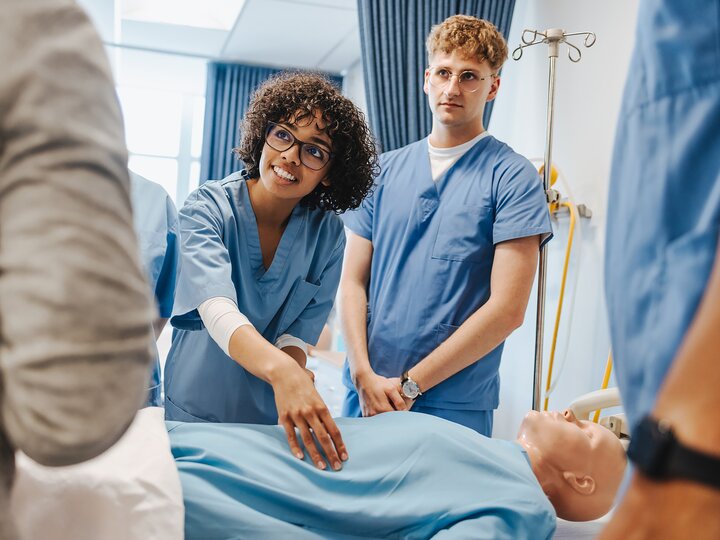 Studierende in OP-Kleidung erhalten medizinische Ausbildung in einem klinischen Simulationszentrum