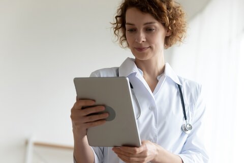 Ärztin mit Tablet