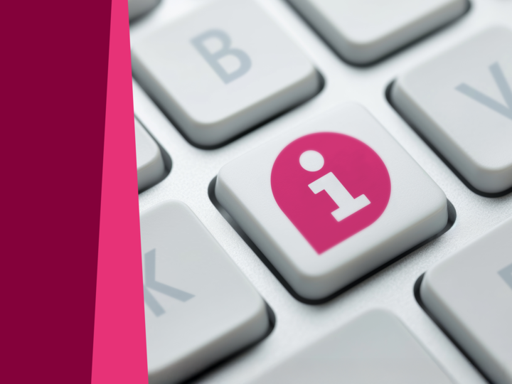 Weißes Info i auf magentafarbenem Tropfen auf grauer Tatstatur