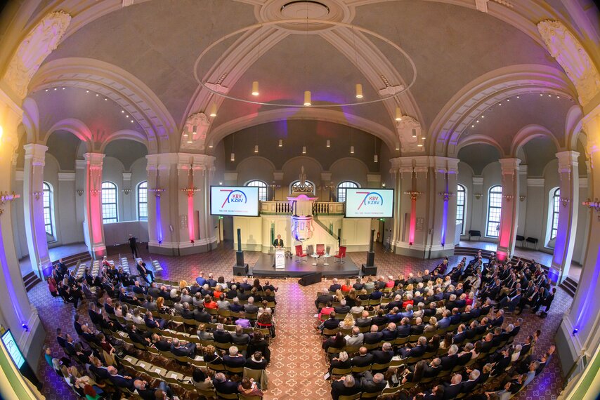 Ein großer bestuhlter Saal von oben. 