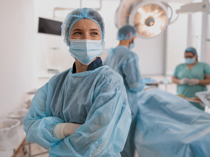 Ärztin steht in OP-Kleidung einem ambulanten OP-Raum
