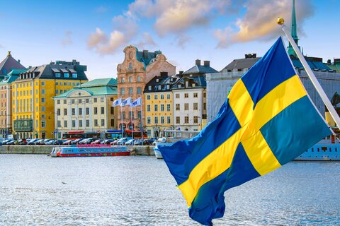 Schwedische Fahne vor Skyline Stockholm