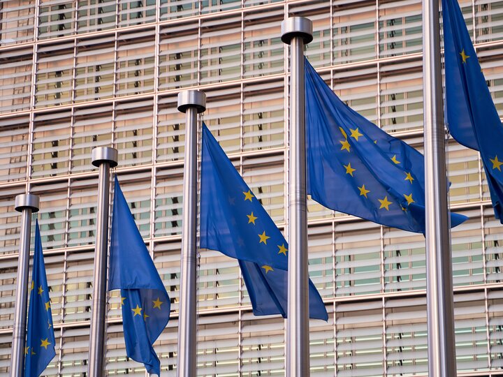 EU-Flaggen wehen vor EU-Parlamentsgebäude