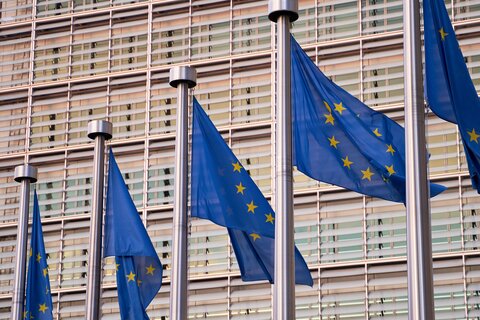 EU-Flaggen wehen vor EU-Parlamentsgebäude