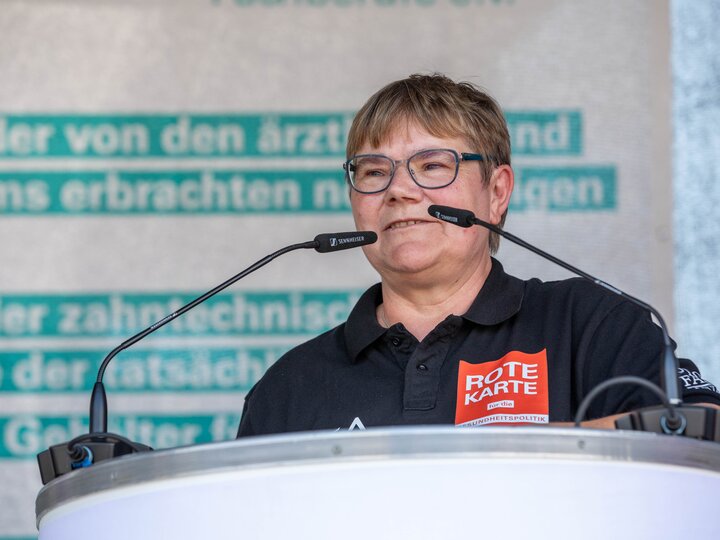 Hannelore König steht am Rednerpult.