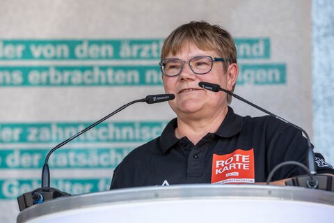 Hannelore König steht am Rednerpult.