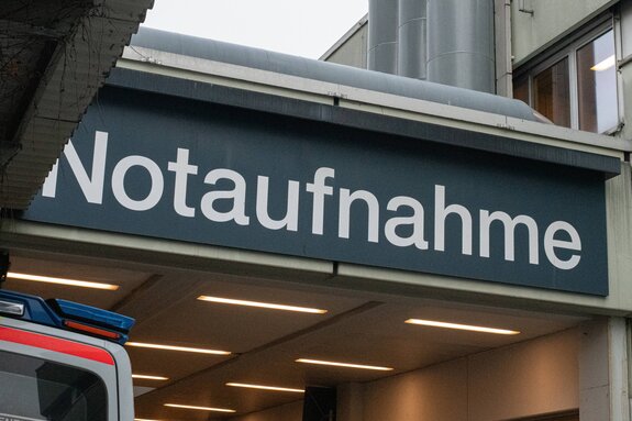 Ansicht eines Schildes auf dem Notaufnahme steht