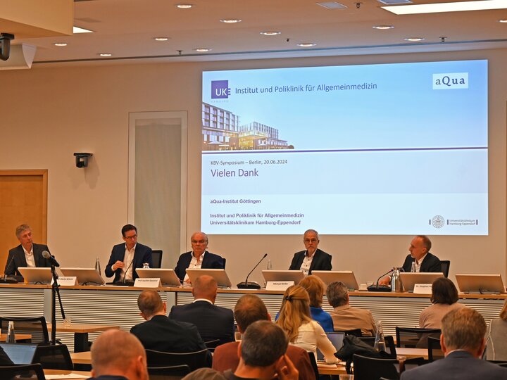 Diskussionsrunde mit mehreren Teilnehmern zum Thema Notfallversorgung