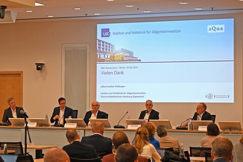 Diskussionsrunde mit mehreren Teilnehmern zum Thema Notfallversorgung