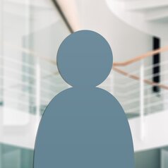 Graues Icon einer Person. Im Hintergrund ein Treppengeländer.
