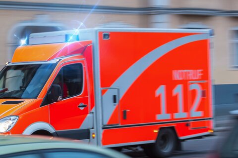 schnell fahrender deutscher Rettungswagen 