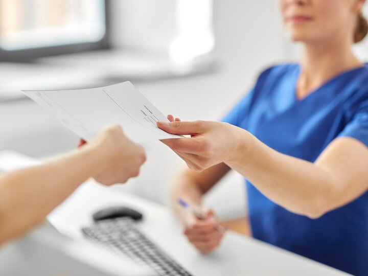 Ärztin und Patient mit Rezept