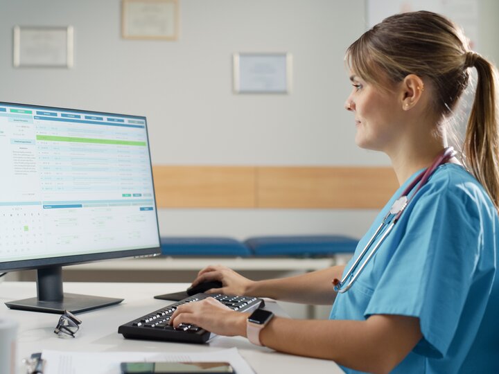 MFA sitzt am Praxisrechner