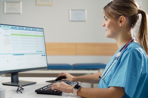 MFA sitzt am Praxisrechner