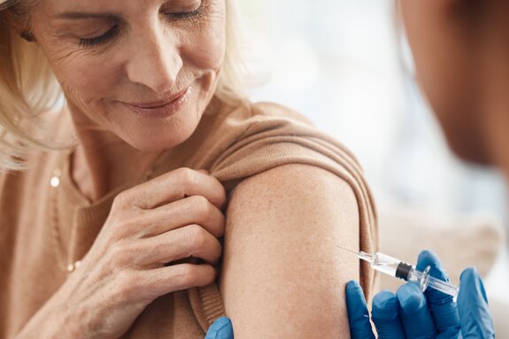 Ärztin impft Patientin