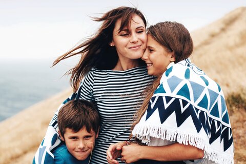 Mutter mit Kindern beim Spaziergang 