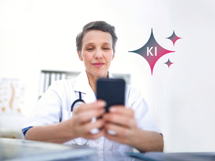Ärztin mit Smartphone