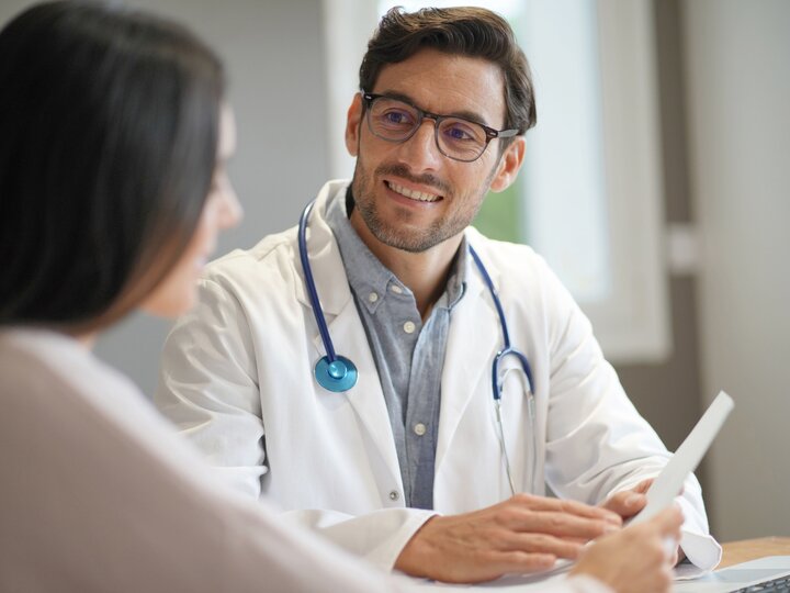 Arzt mit Patienten in der Praxis im Gespräch