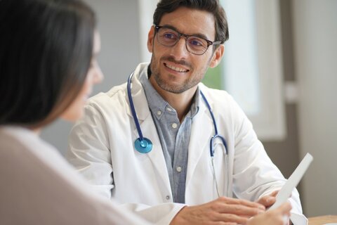 Arzt mit Patienten in der Praxis im Gespräch