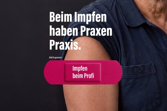 Beim Impfen haben Praxen Praxis. Impfen beim Profi. Im Hintergrund ein Mann.