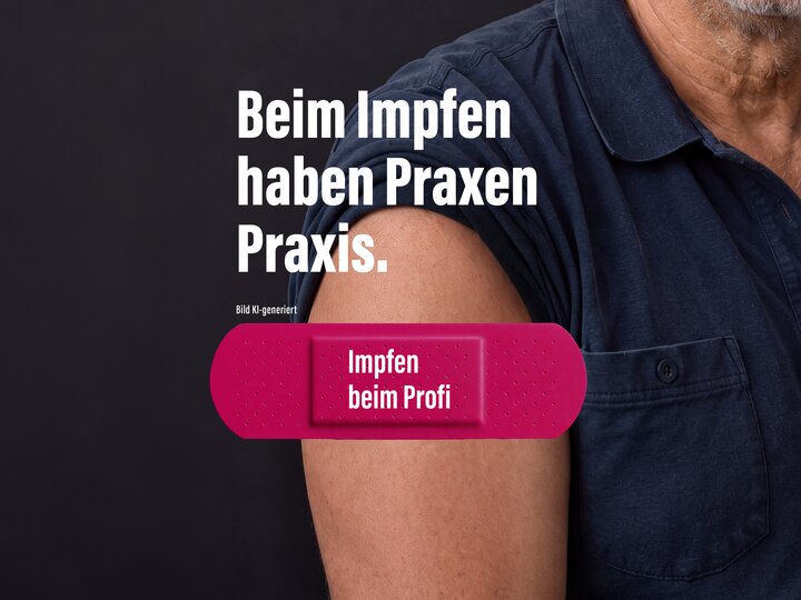 Beim Impfen haben Praxen Praxis. Impfen beim Profi. Im Hintergrund ein Mann.