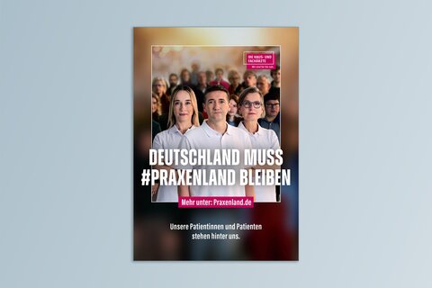 Drei Ärzte in weißer Kleidung vor eine großen Menschenmenge. Schriftzug "Deutschland muss Praxenland bleiben. Unsere Patienten stehen hinter uns."