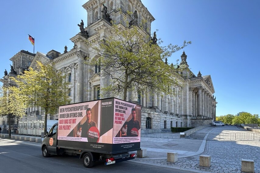 Ein Truck mit LED-Wand fährt auf einer Straße.