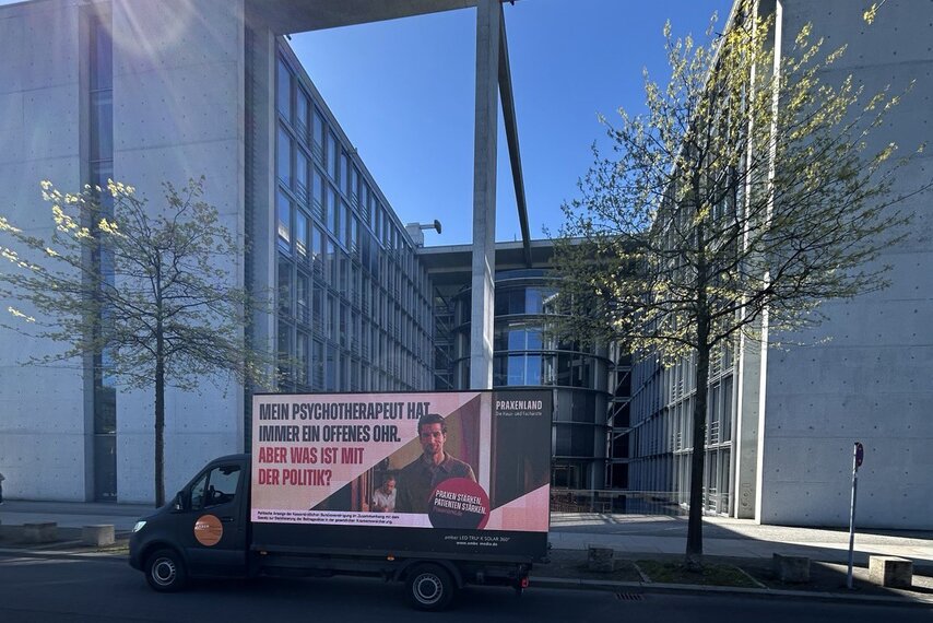 Ein Truck mit LED-Wand fährt auf einer Straße.